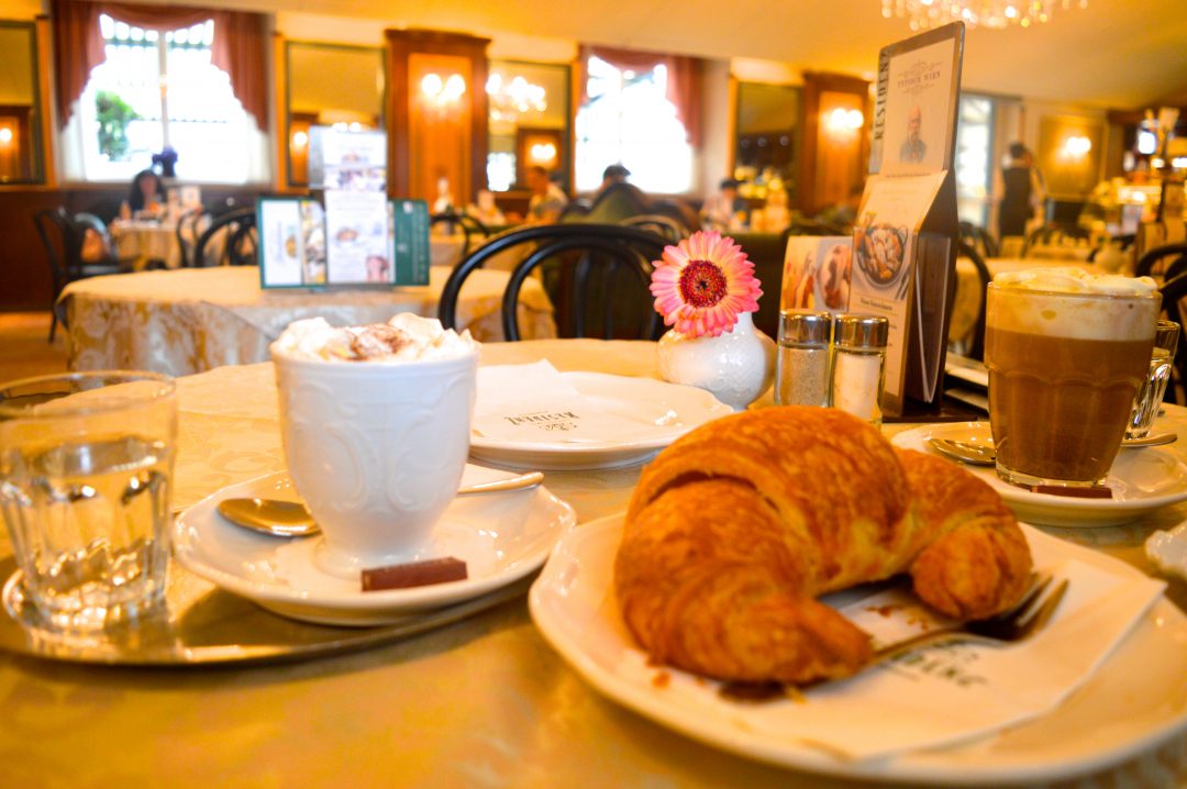 cafe-resid​enz-vienne​-chocolat-​viennois-e​urope-autr​iche-petit​-dejeuner-​blog-voyag​e-meilleur​es-adresse​s-week-end​--1080x718​.jpg
